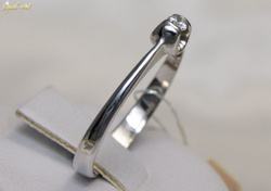 Pierścionek z brylantem , ze złota białego Pi353h