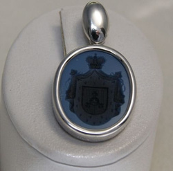 Wisior z herbem ze złota białego