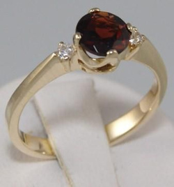 Pierścionek z granatem i cyrkoniami w żółtym złocie Pi 340