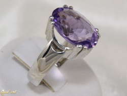 Pierścionek z ametystem, ze złota białego Pi 338
