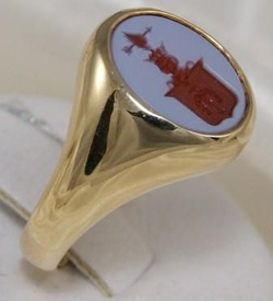 Sygnet herbowy z żółtego złota z rytym agatem 01