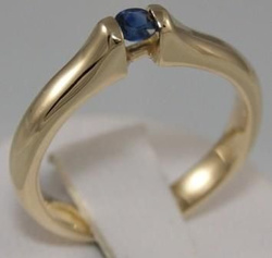 Pierścionek z szafirem w żółtym złocie Pi 229