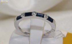 Pierścionek z szafirami i brylantami , ze złota białego Pi 236c