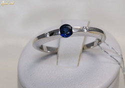 Pierścionek z szafirem i brylantami , ze złota białego Pi 316c