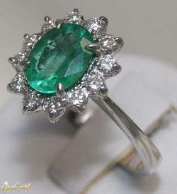 Pierścionek ze szmaragdem i brylantami w białym złocie